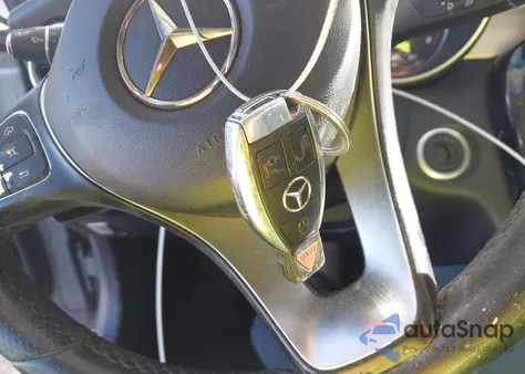 2016 Mercedes-Benz C 300 z USA, uszkodzony, nr VIN 55SWF4JBXGU121970